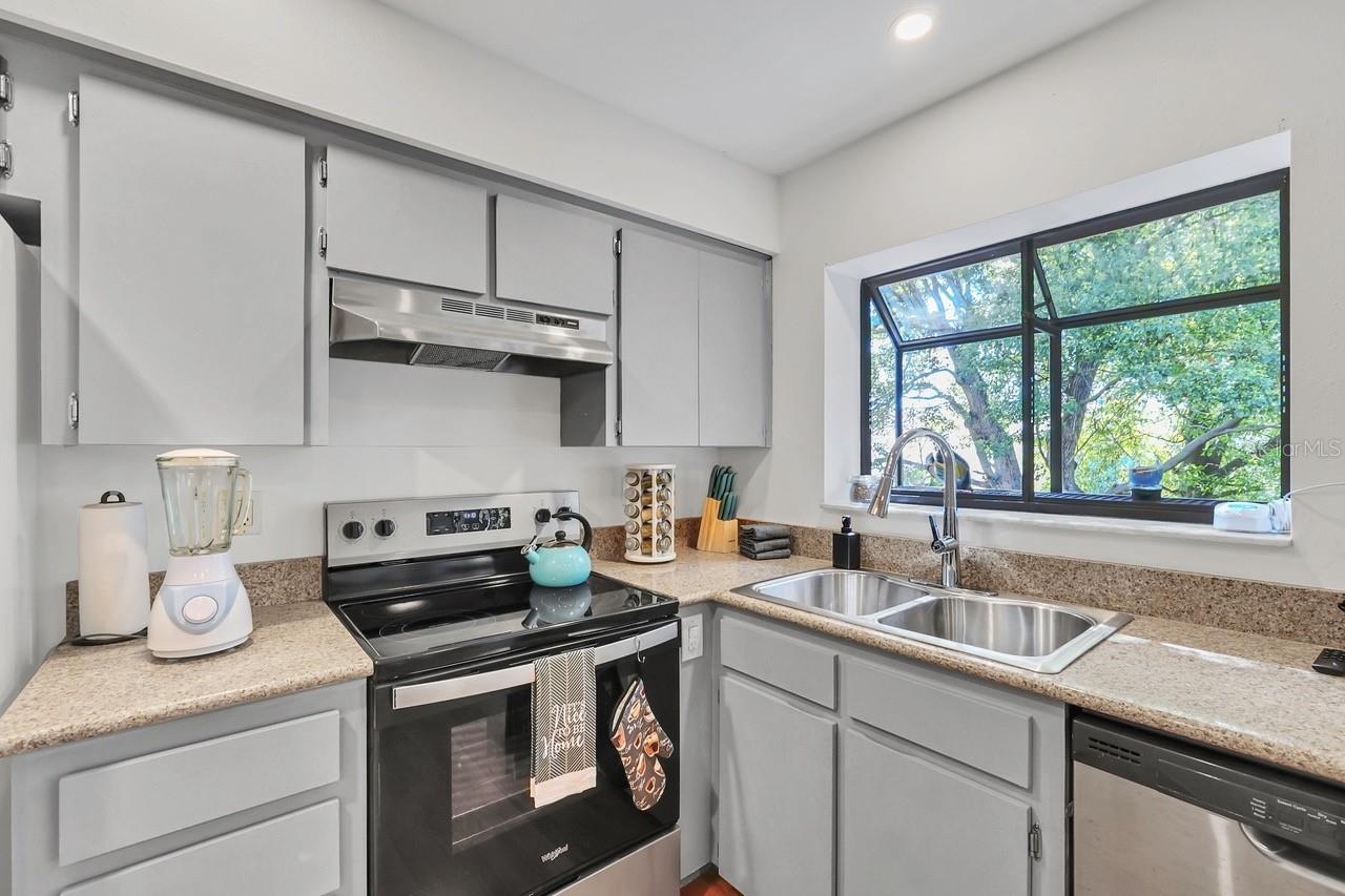 Image 14 of 37 For 522 Lake Dexter Boulevard