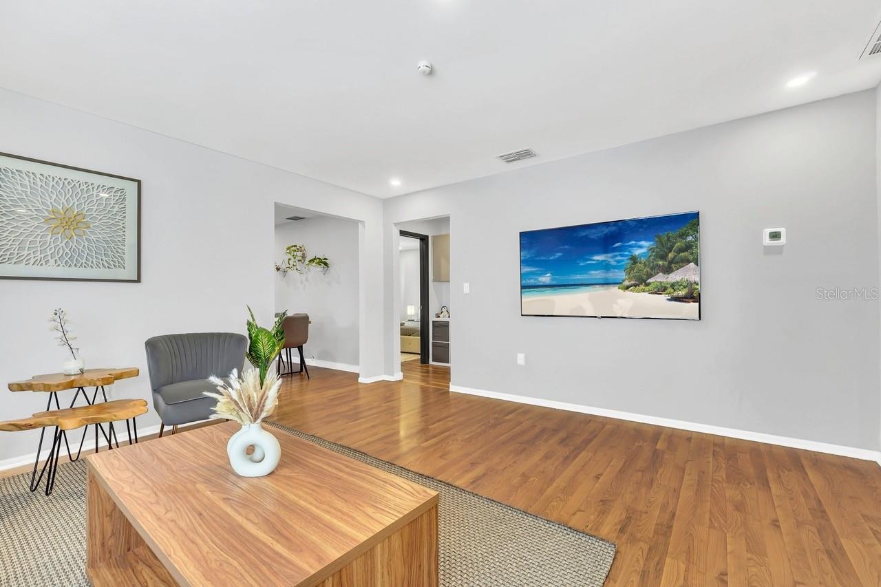 Image 4 of 37 For 522 Lake Dexter Boulevard
