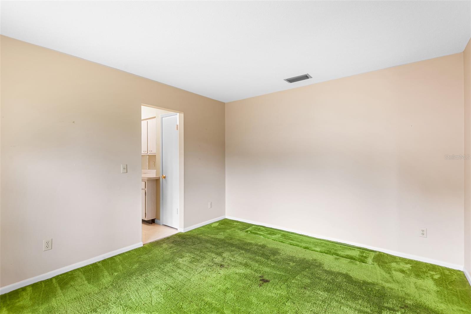Image 13 of 52 For 1900 Manor Circle Se