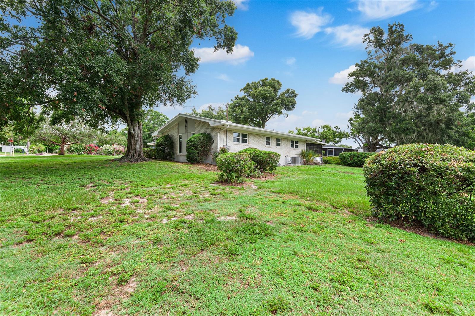 Image 37 of 52 For 1900 Manor Circle Se