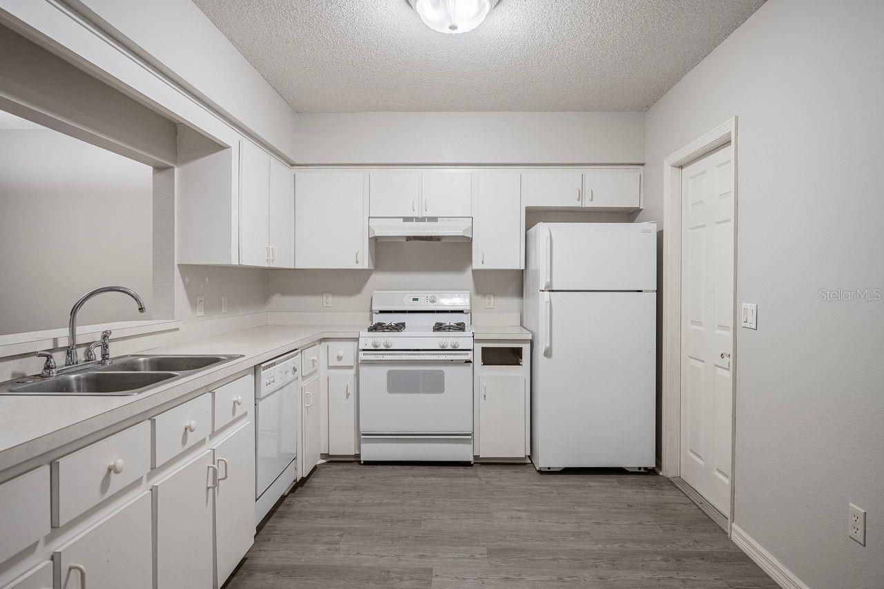 Image 10 of 27 For 2352 Isle Royale Court Se