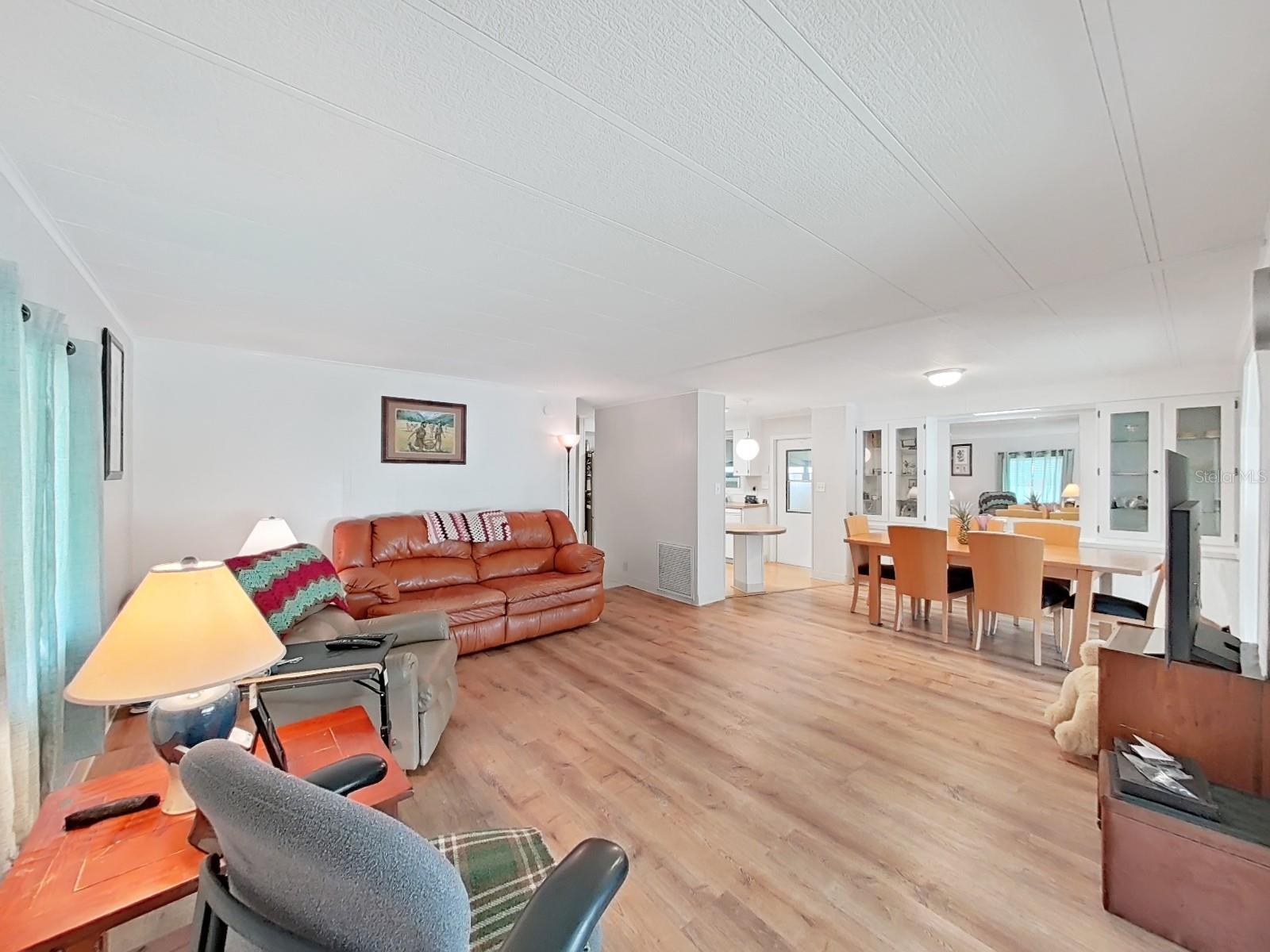 Image 21 of 53 For 4928 Foxdale Dr