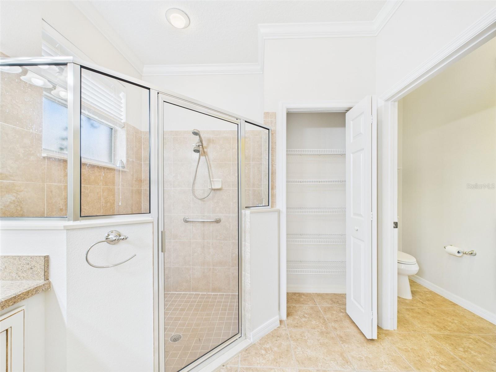 Image 7 of 82 For 375 Simpson Street