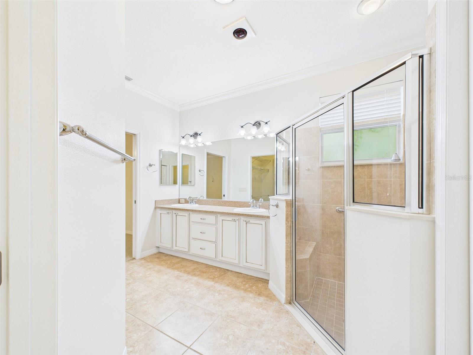 Image 9 of 82 For 375 Simpson Street