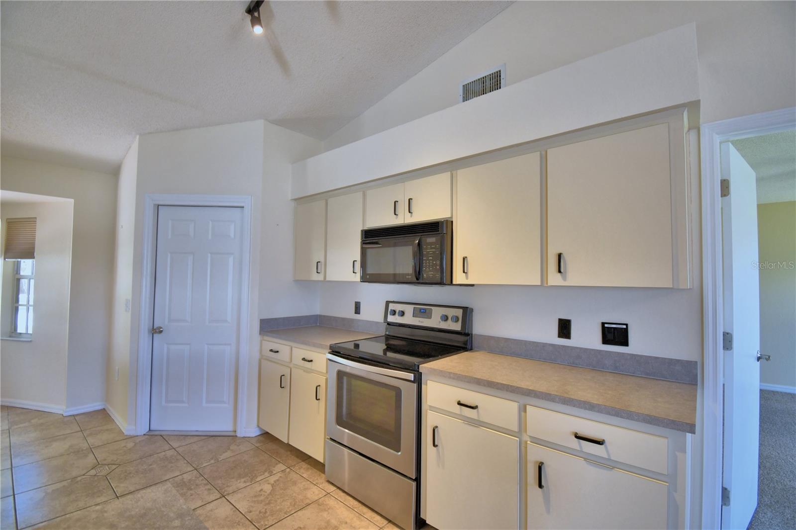 Image 14 of 63 For 676 Berkley Pointe Drive