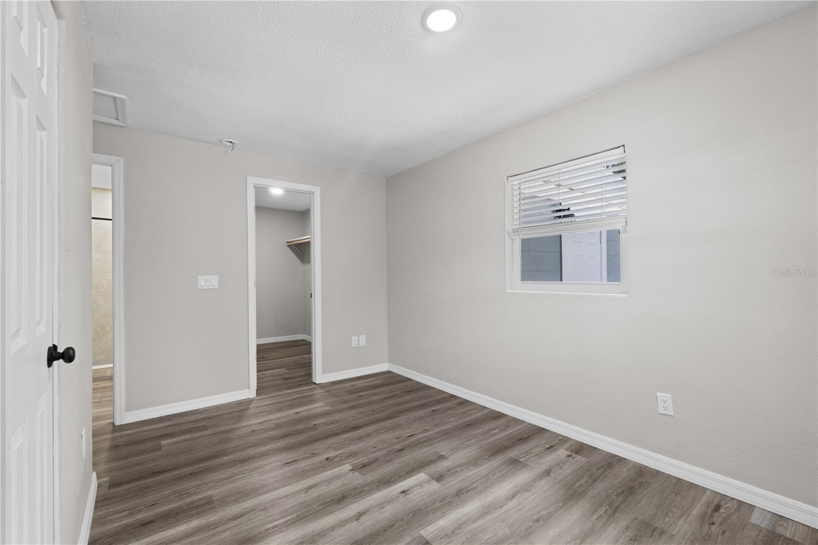 Image 12 of 19 For 1142 Davis Avenue