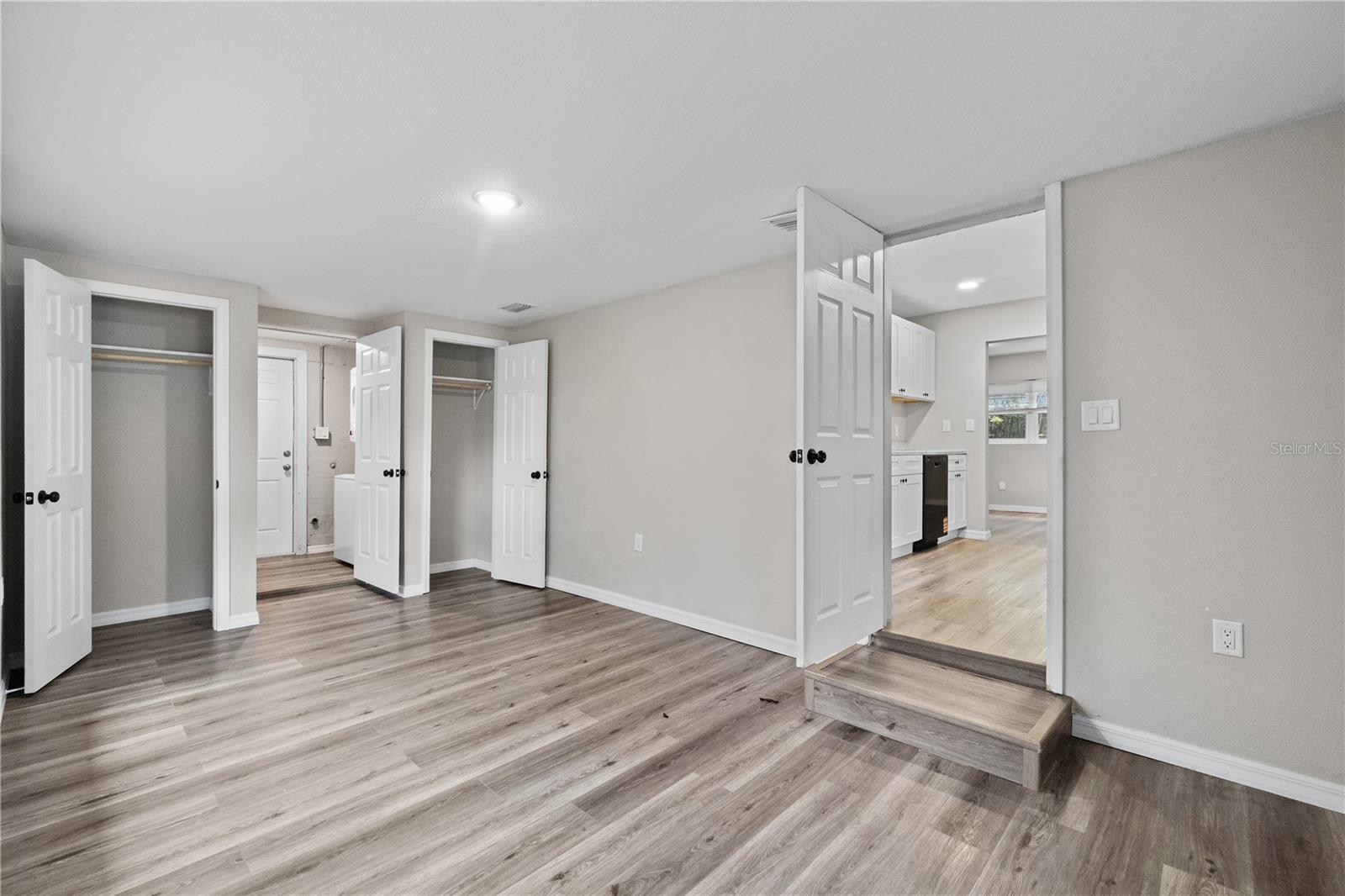Image 6 of 19 For 1142 Davis Avenue