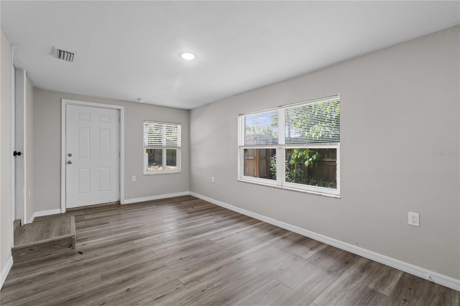Image 8 of 19 For 1142 Davis Avenue