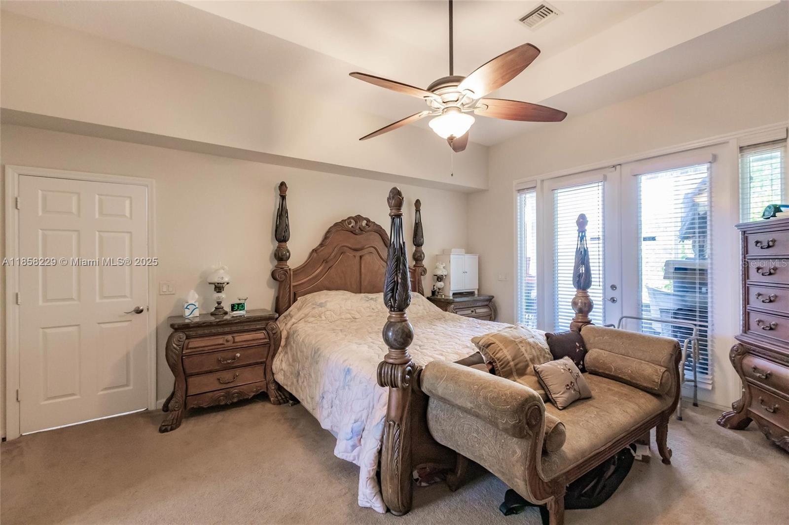 Listing photo id 9 for 5407 Seagrape Drive
