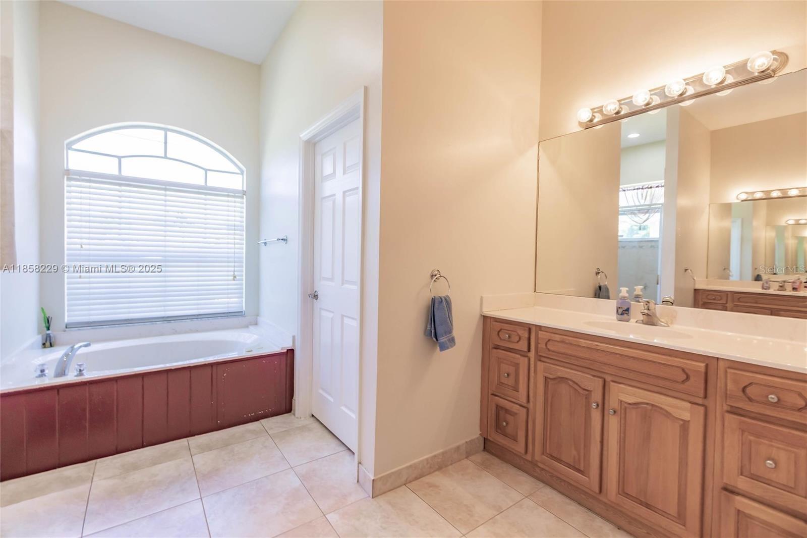 Listing photo id 12 for 5407 Seagrape Drive