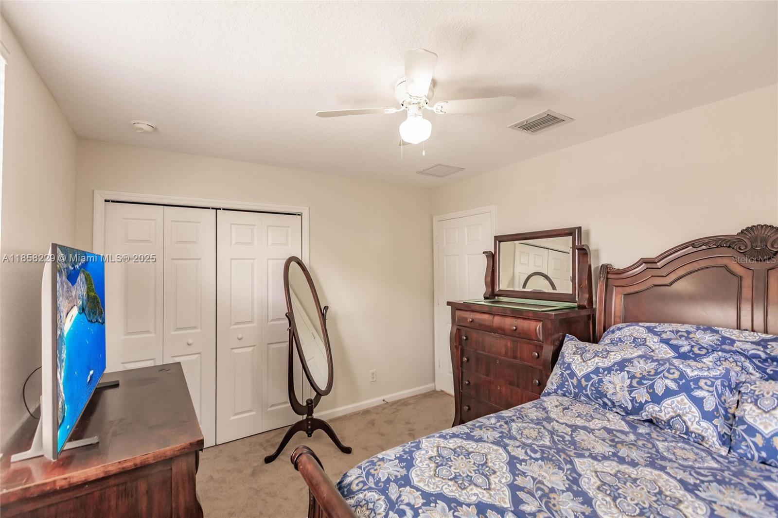 Listing photo id 17 for 5407 Seagrape Drive