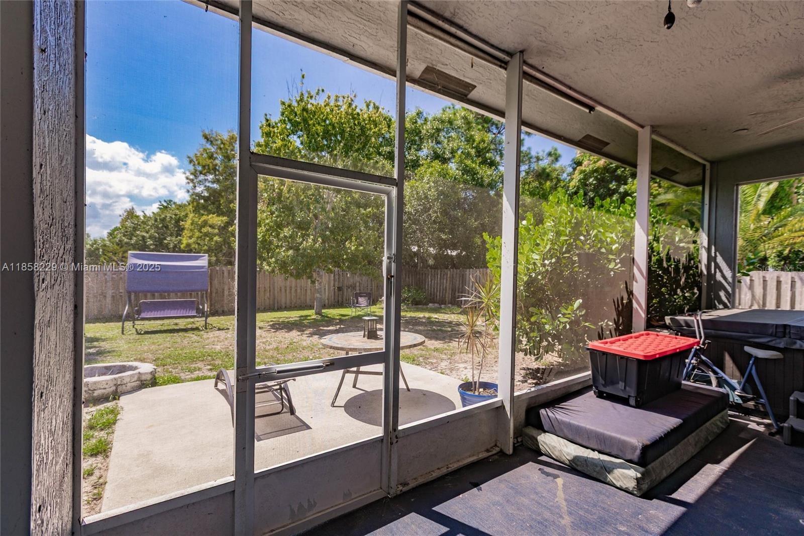 Listing photo id 21 for 5407 Seagrape Drive