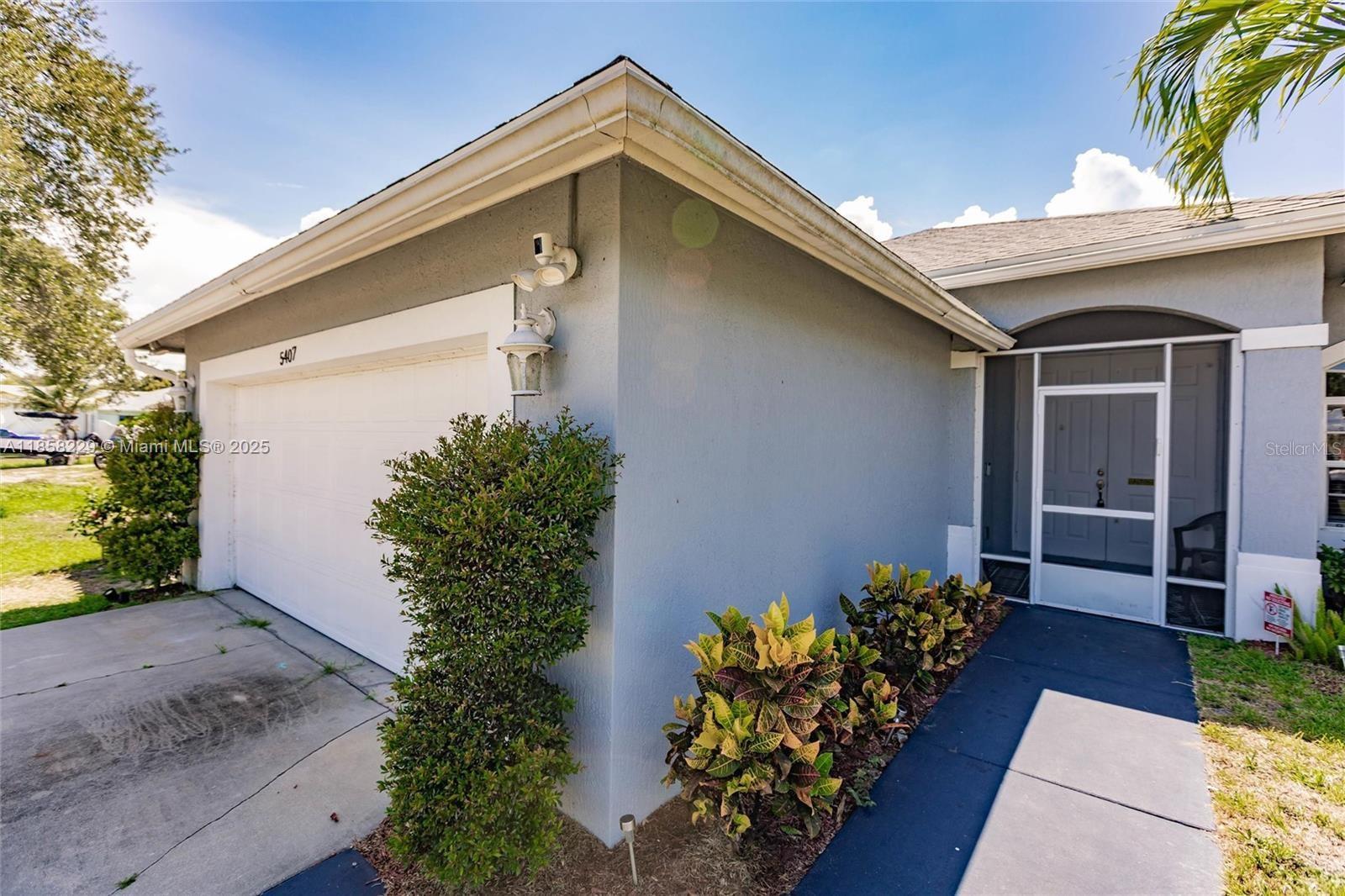 Listing photo id 1 for 5407 Seagrape Drive