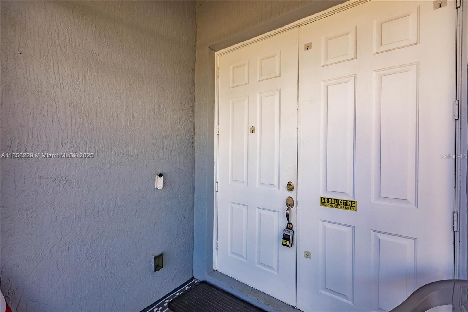 Listing photo id 2 for 5407 Seagrape Drive