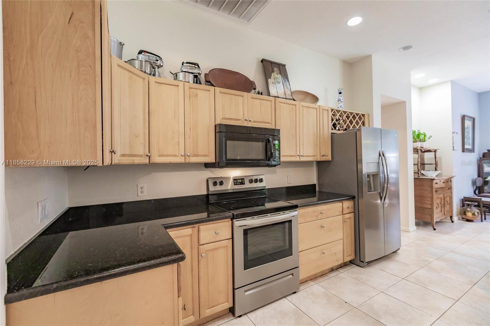 Listing photo id 4 for 5407 Seagrape Drive