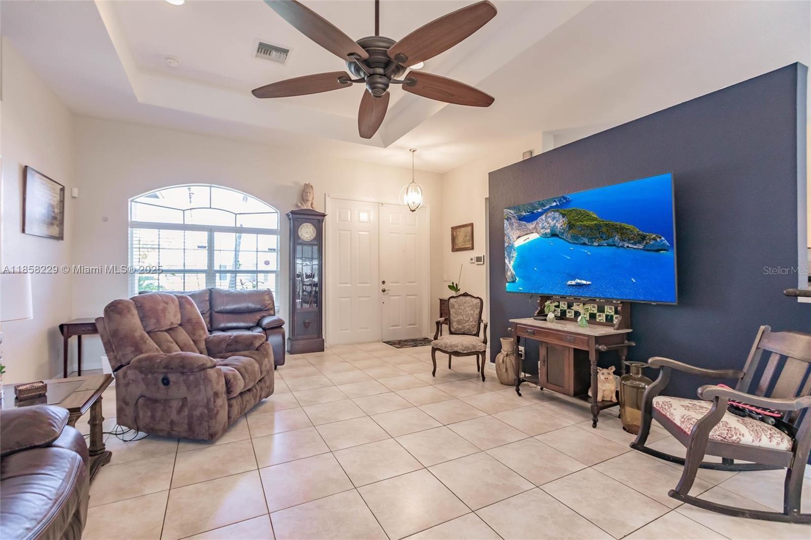 Listing photo id 6 for 5407 Seagrape Drive