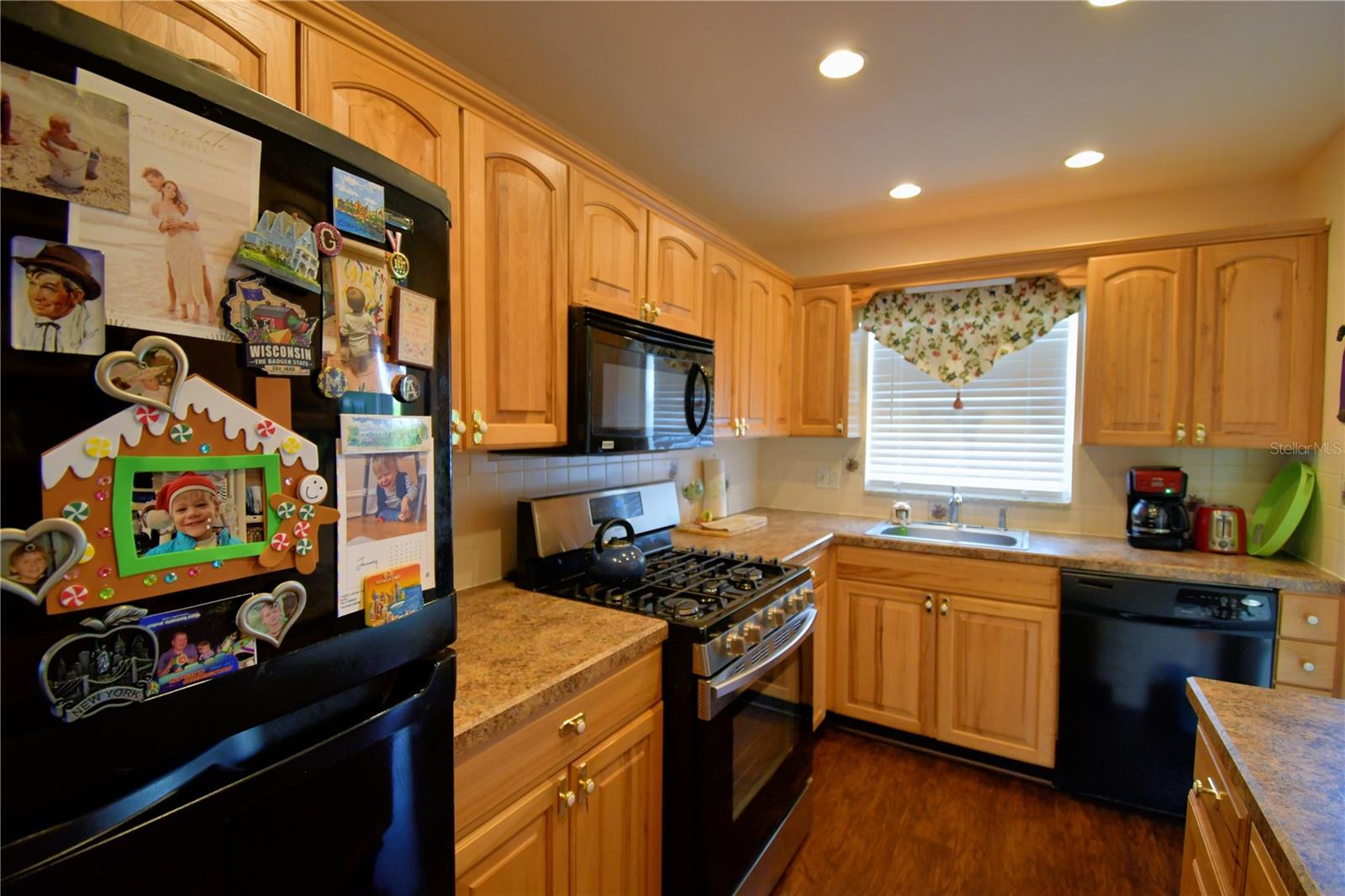 Image 10 of 61 For 200 El Camino Drive 208