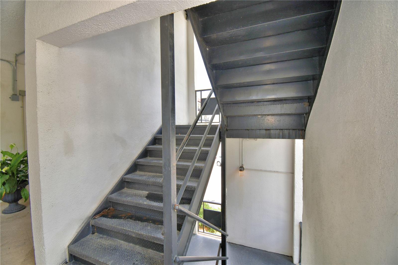 Image 44 of 61 For 200 El Camino Drive 208