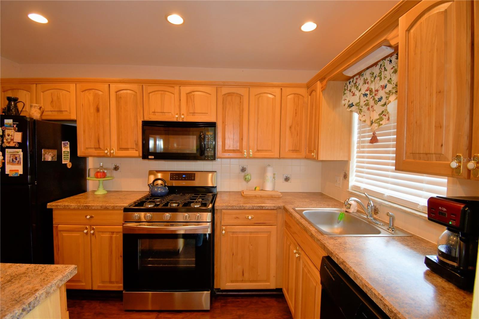 Image 6 of 61 For 200 El Camino Drive 208