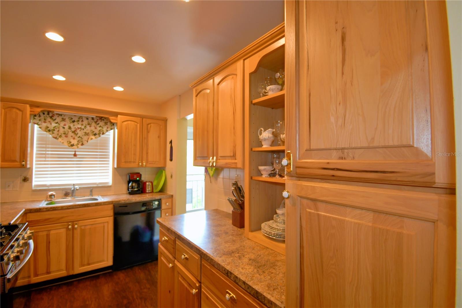 Image 8 of 61 For 200 El Camino Drive 208