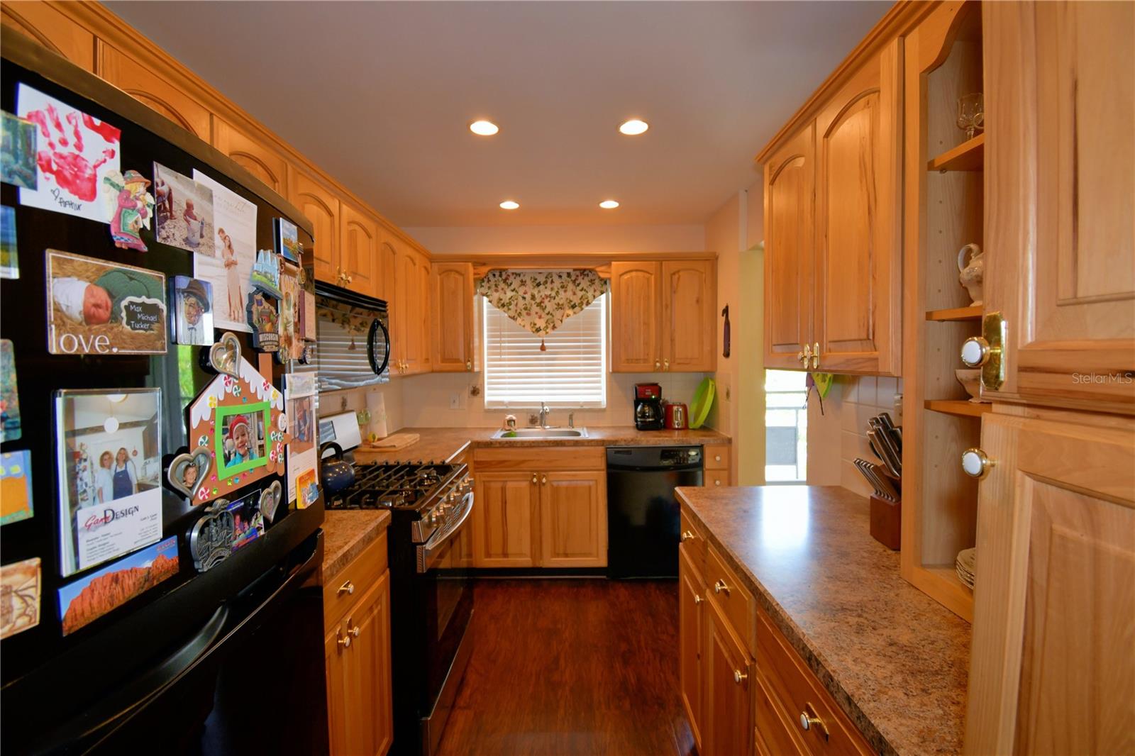 Image 9 of 61 For 200 El Camino Drive 208