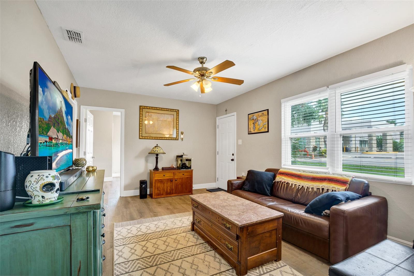 Image 4 of 33 For 104 Avenue K Ne