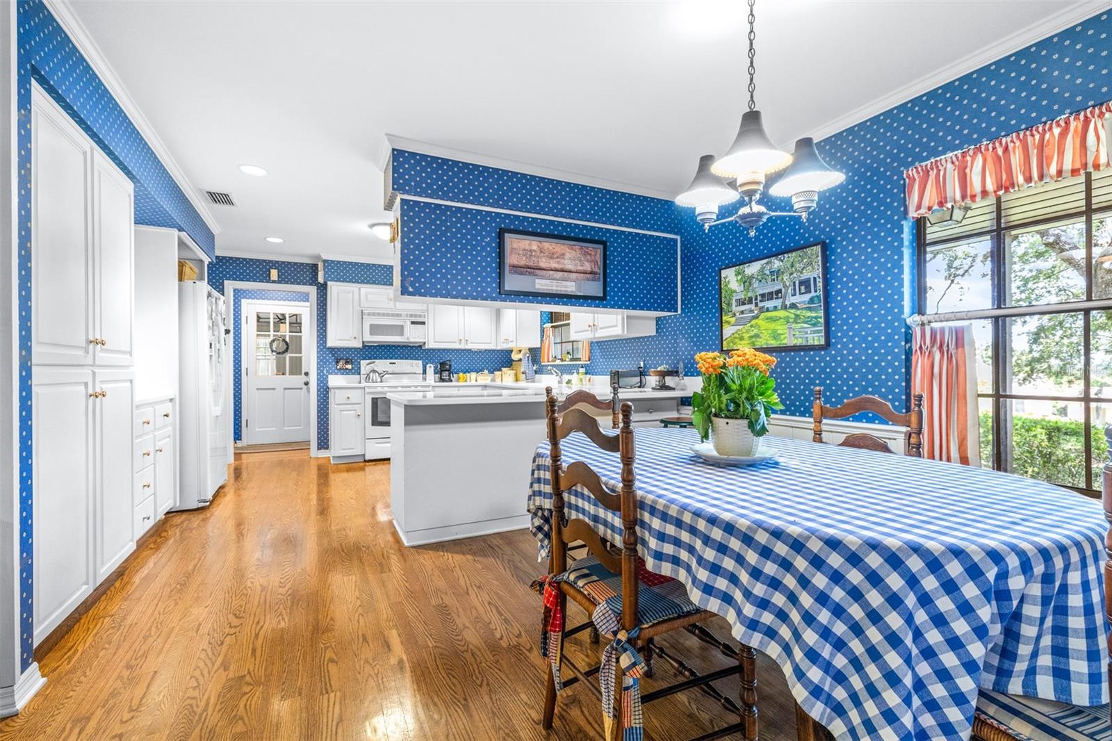 Image 30 of 96 For 954 Campbell Avenue