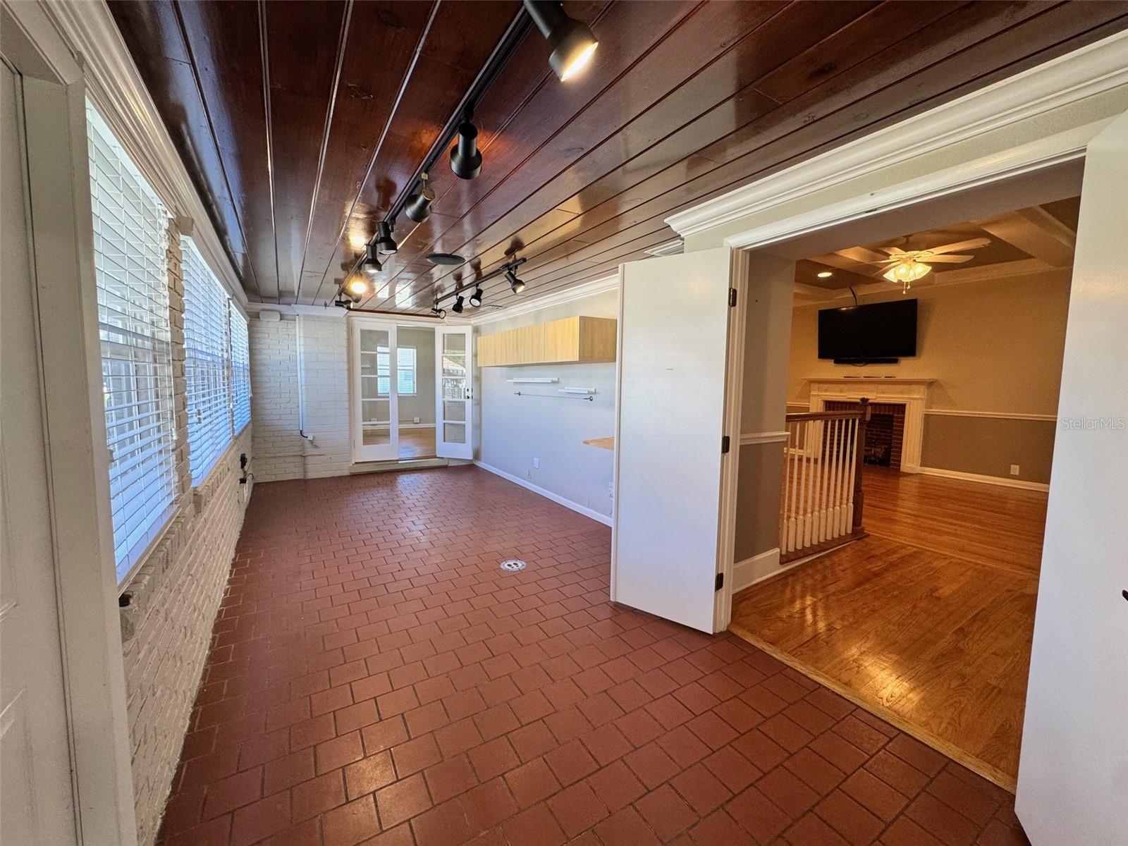 Image 12 of 30 For 700 Avenue B Sw