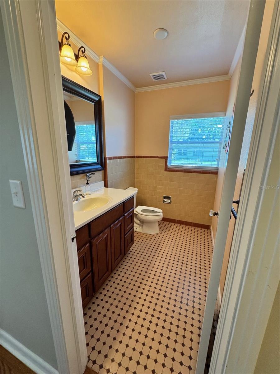 Image 15 of 30 For 700 Avenue B Sw