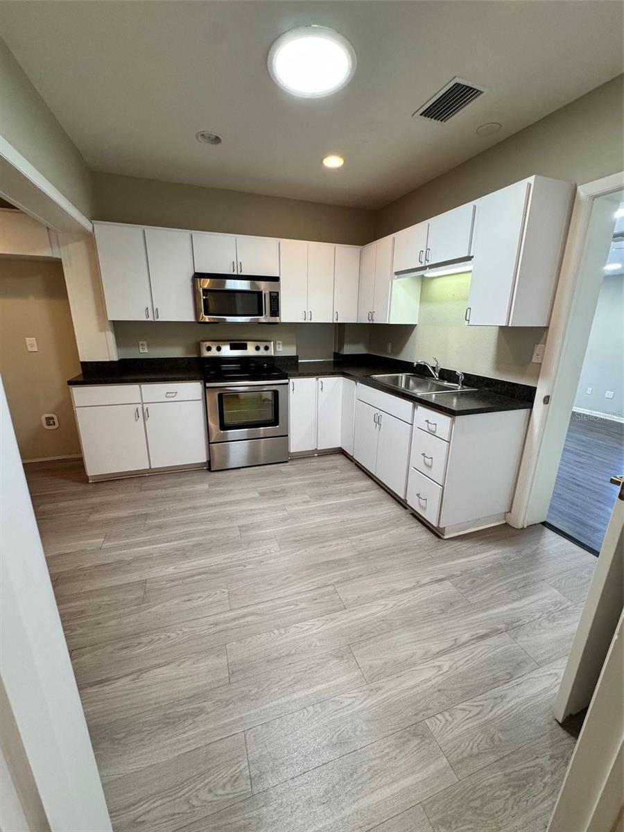 Image 22 of 30 For 700 Avenue B Sw