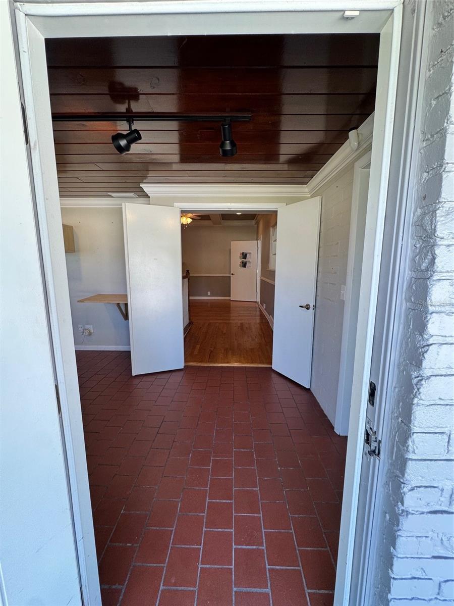 Image 9 of 30 For 700 Avenue B Sw