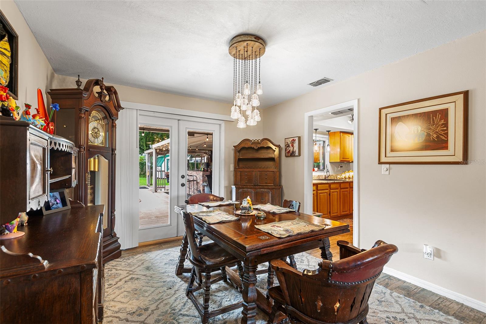 Image 17 of 43 For 204 Essary Street N