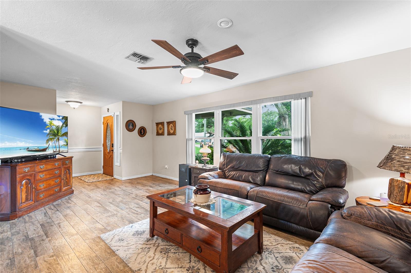 Image 21 of 43 For 204 Essary Street N