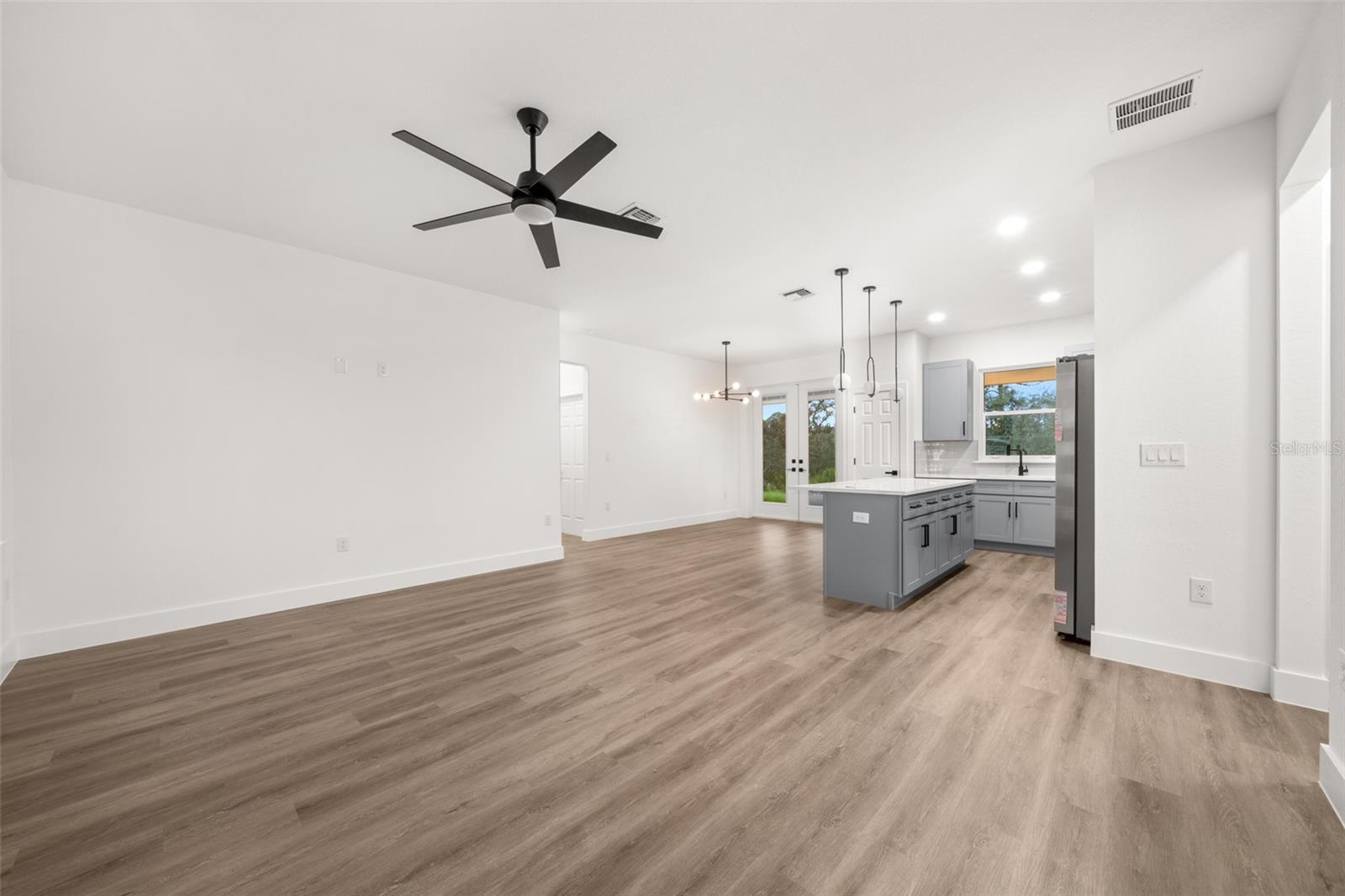 Image 4 of 48 For 1501 Mitchell Drive