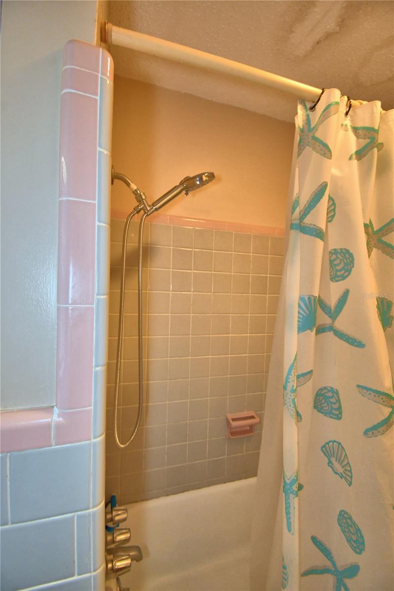 Image 18 of 37 For 950 Avenue O Ne