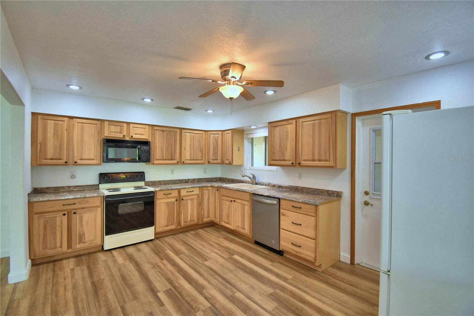 Image 15 of 68 For 1380 Lucerne Loop Road Ne