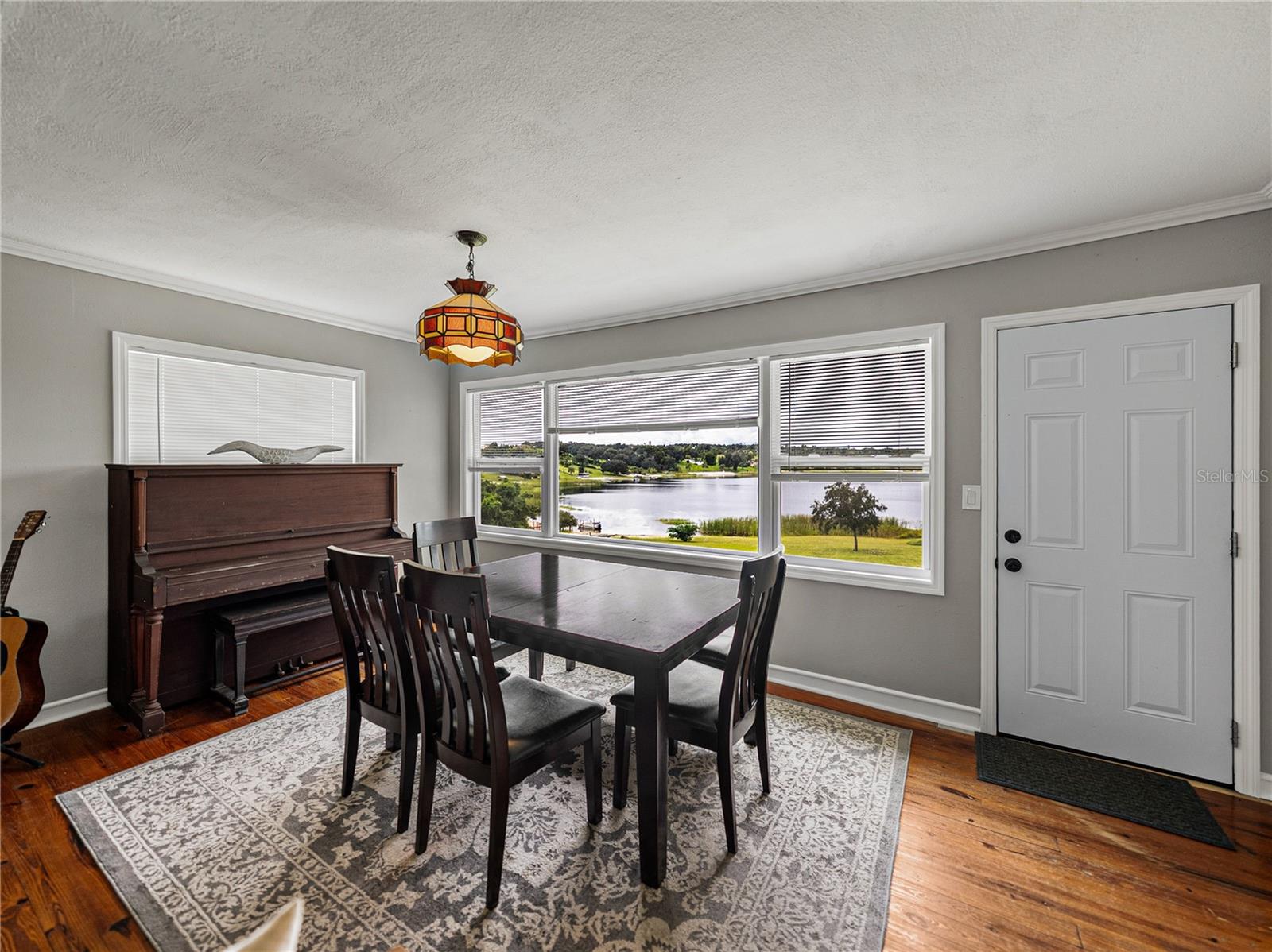 Listing photo id 8 for 724 Masterpiece Road