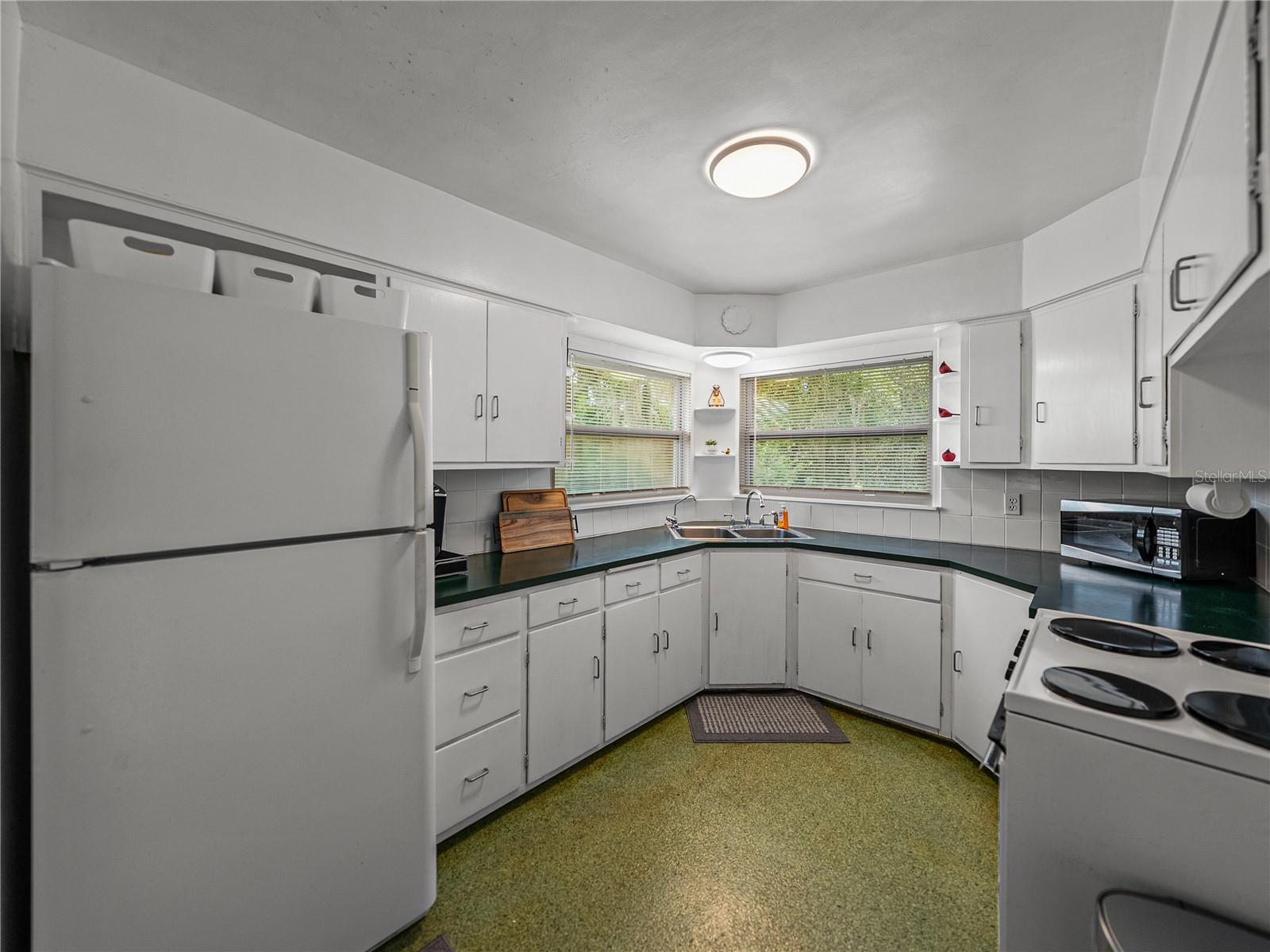 Listing photo id 9 for 724 Masterpiece Road