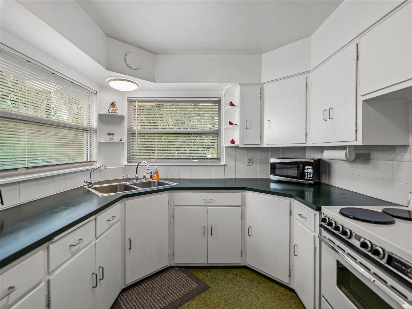 Listing photo id 10 for 724 Masterpiece Road