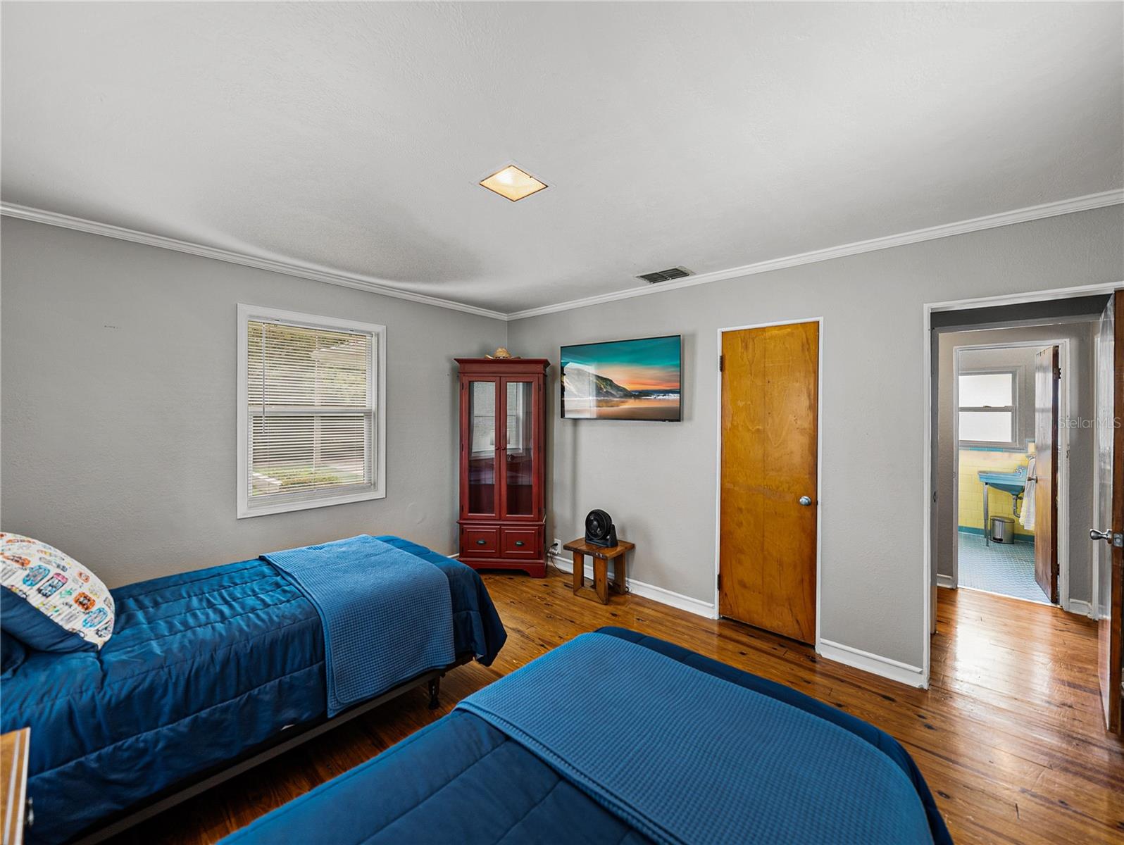 Listing photo id 13 for 724 Masterpiece Road