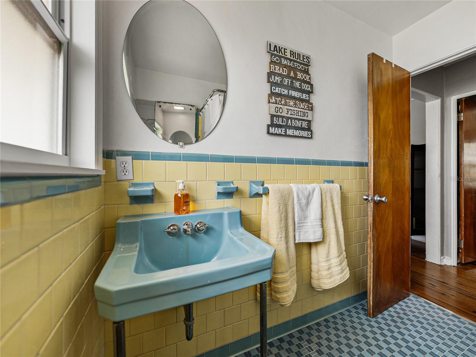 Listing photo id 14 for 724 Masterpiece Road