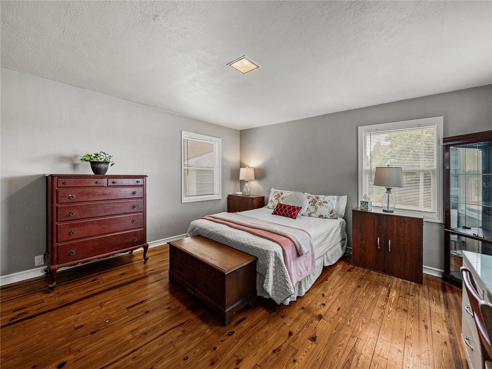 Listing photo id 16 for 724 Masterpiece Road