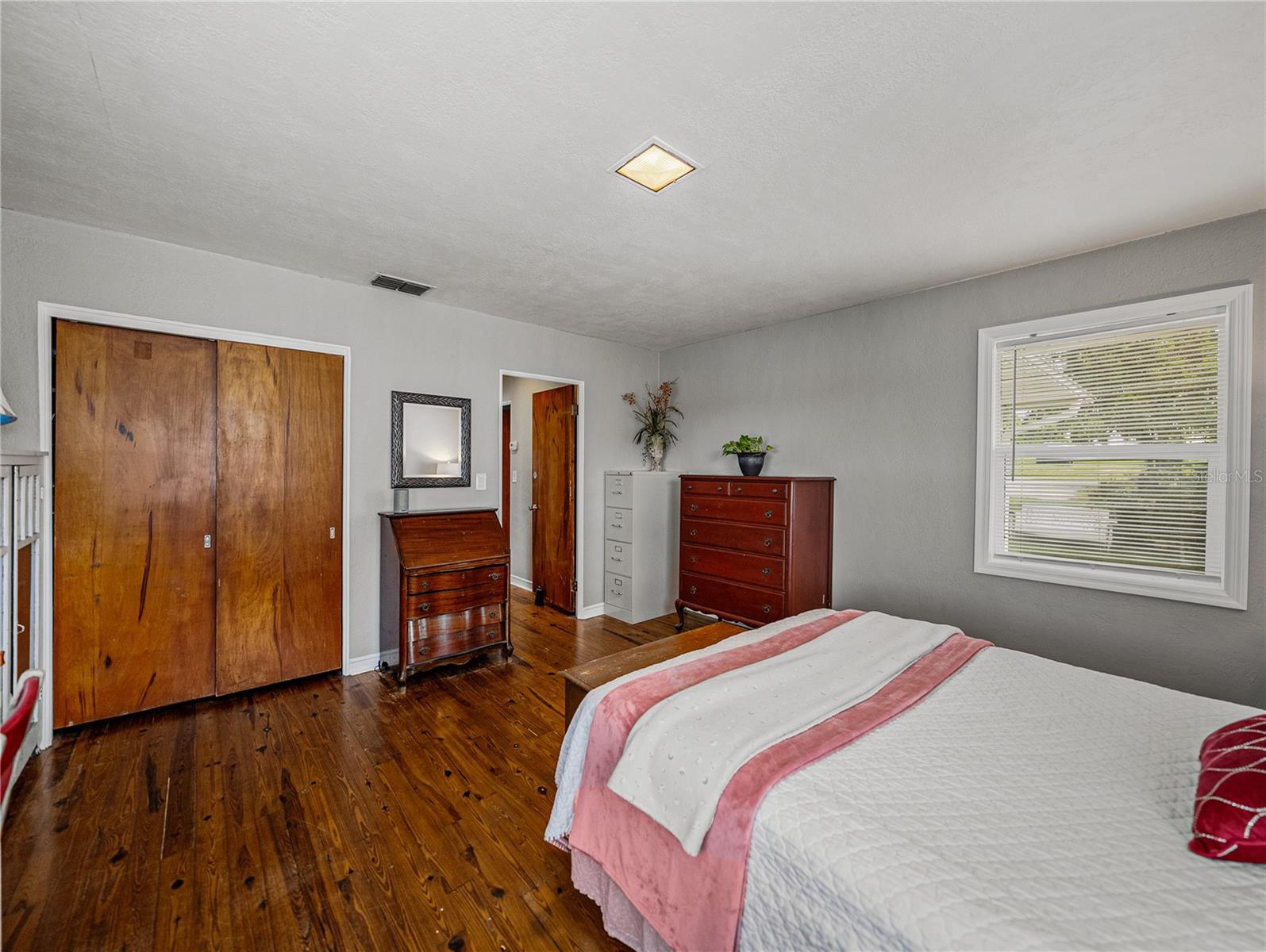 Listing photo id 17 for 724 Masterpiece Road