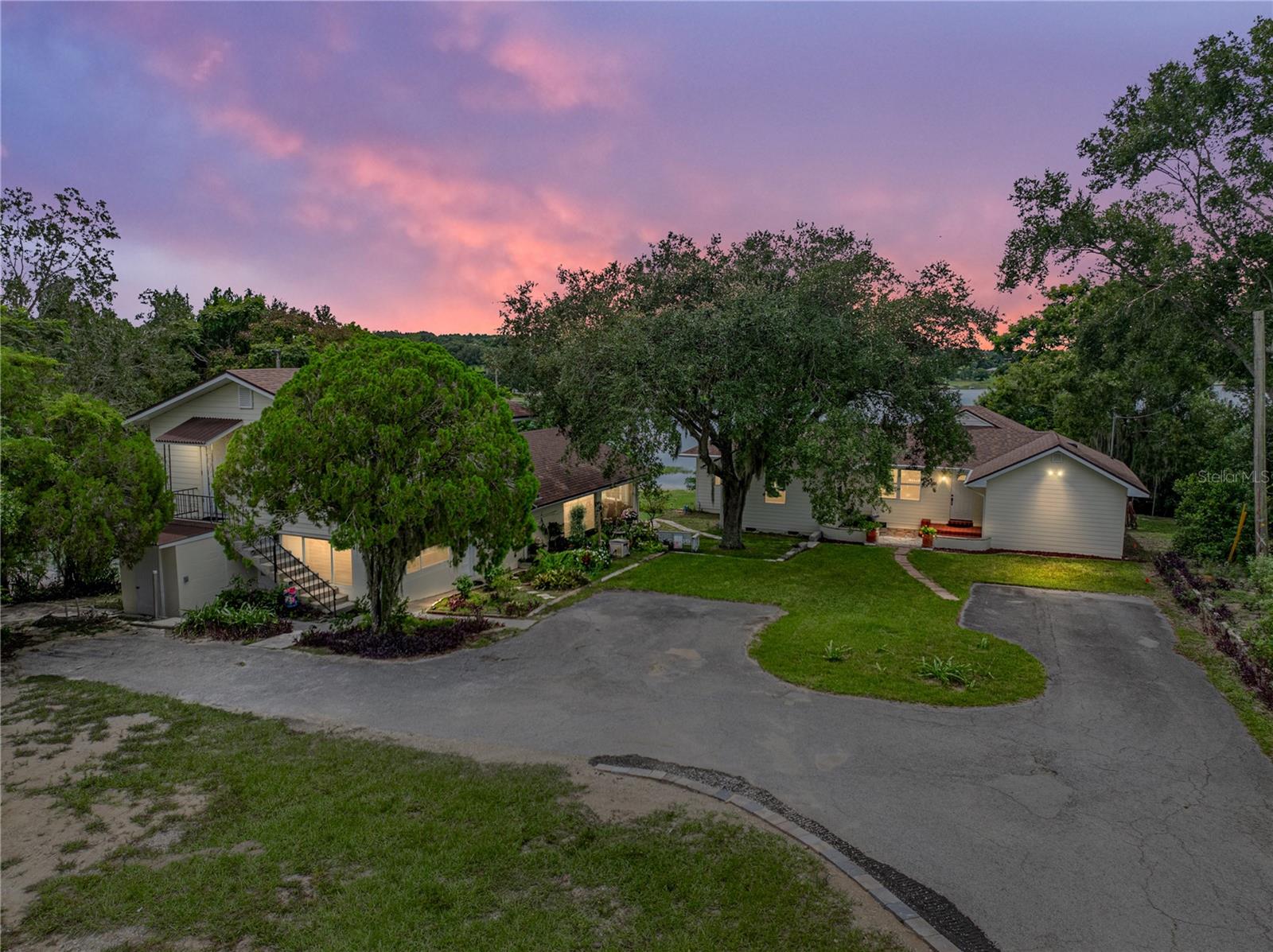 Listing photo id 22 for 724 Masterpiece Road