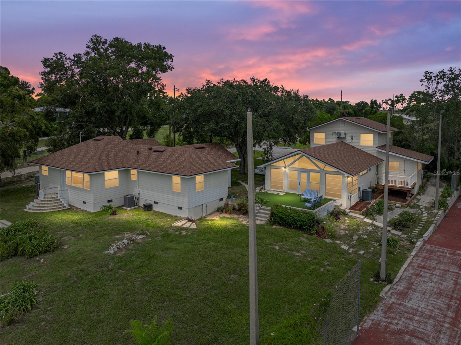 Listing photo id 23 for 724 Masterpiece Road