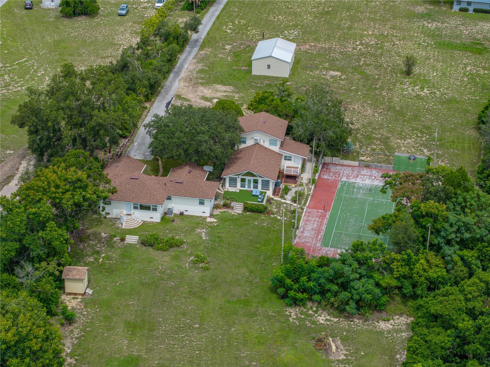 Listing photo id 24 for 724 Masterpiece Road