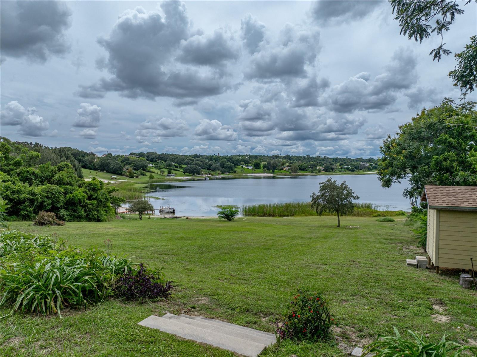 Listing photo id 25 for 724 Masterpiece Road