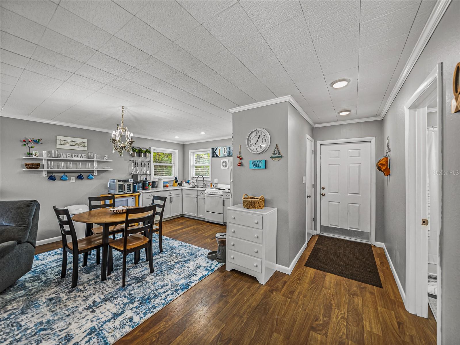 Listing photo id 29 for 724 Masterpiece Road