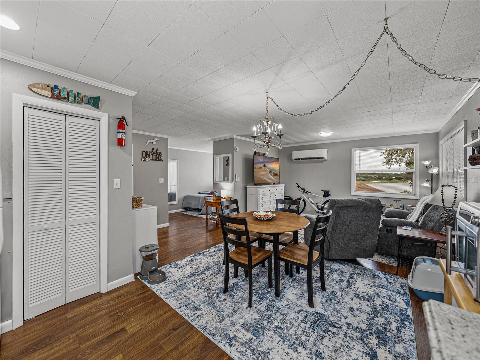 Listing photo id 30 for 724 Masterpiece Road