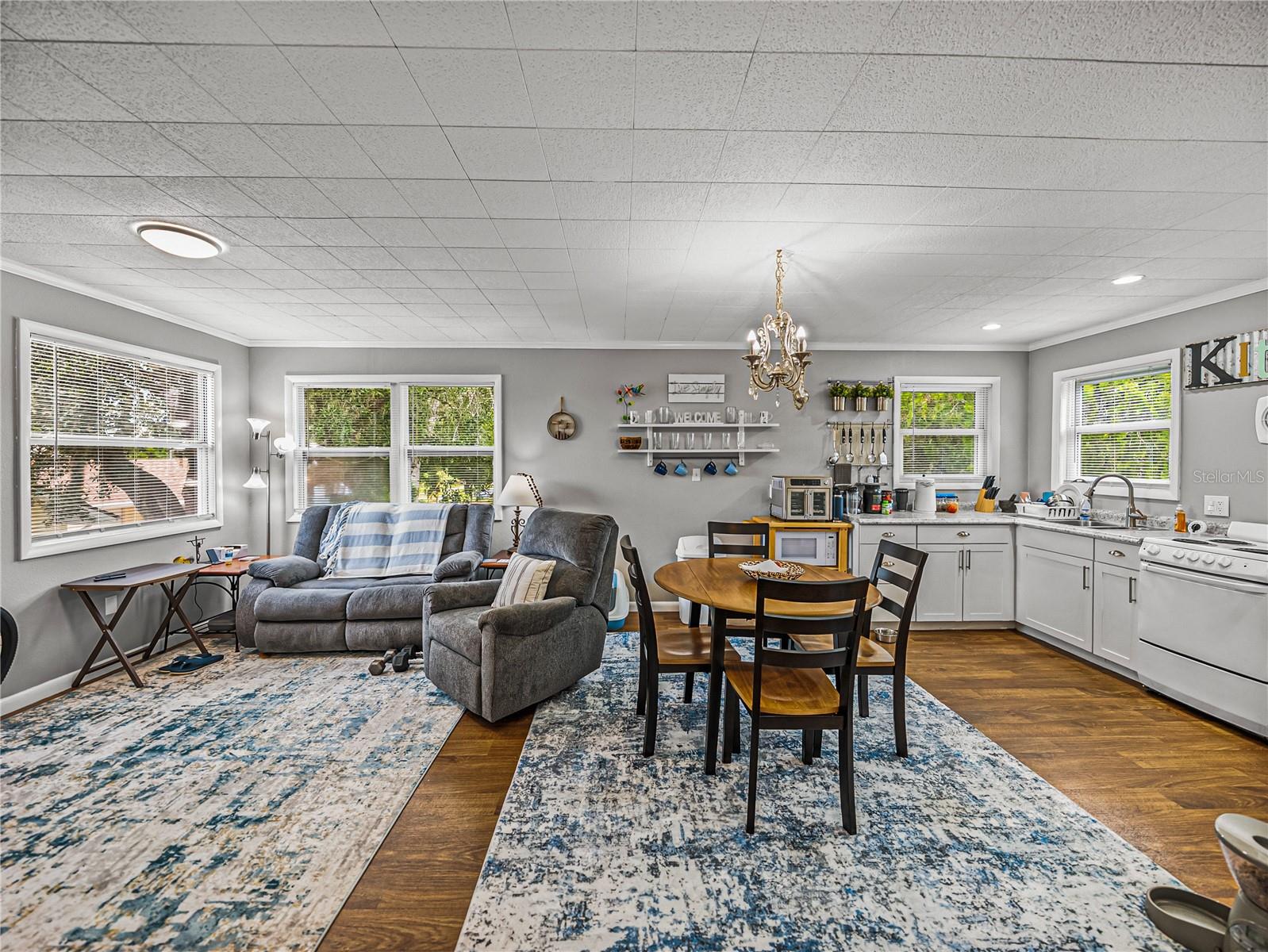 Listing photo id 31 for 724 Masterpiece Road